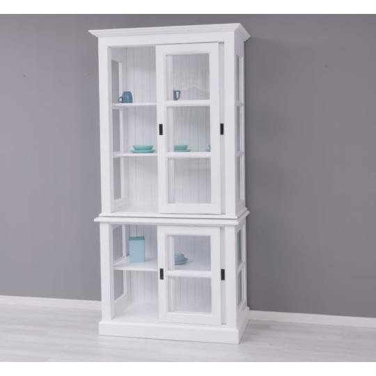 elegantny biely vitrin sklenenymi policami mediteransky dreveny masivne drevo klasicky provence biely country posuvne dvere cottage biely bufet kuchyna jedalen balaton letny dom interier.jpg